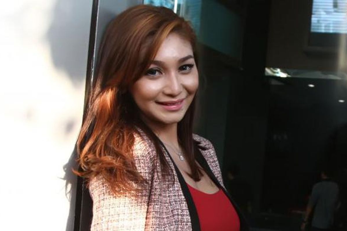 Model sekaligus pemain film Baby Margaretha ditemui seusai menjadi bintang tamu pada acara Rumpi di Studio TransTV, kawasan Tendean, Jakarta Selatan, Senin (11/5/2015). Baby Margaretha hadir untuk membahas kasus yang baru saja terungkap, prostitusi online, yang melibatkan selebritas dengan nama berinisial AA. 