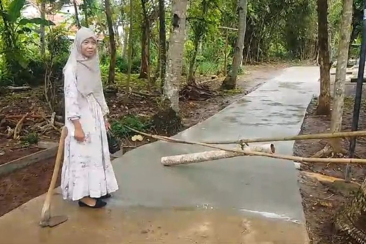 Nurjanah menunjukkan jalan yang ia bangun dengan dana pribadinya dari live dan jualan di TikTok miliknya.