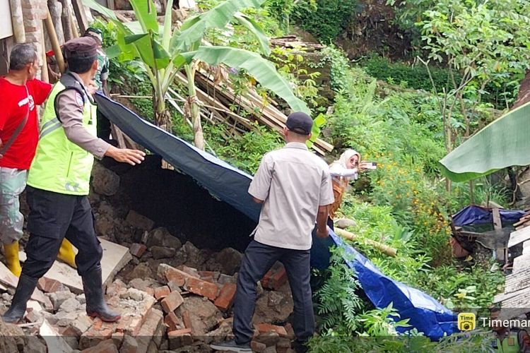 Talud Ambrol Dihantam Hujan Deras, Rumah Petani di Kebumen Roboh Tertimpa Longsor