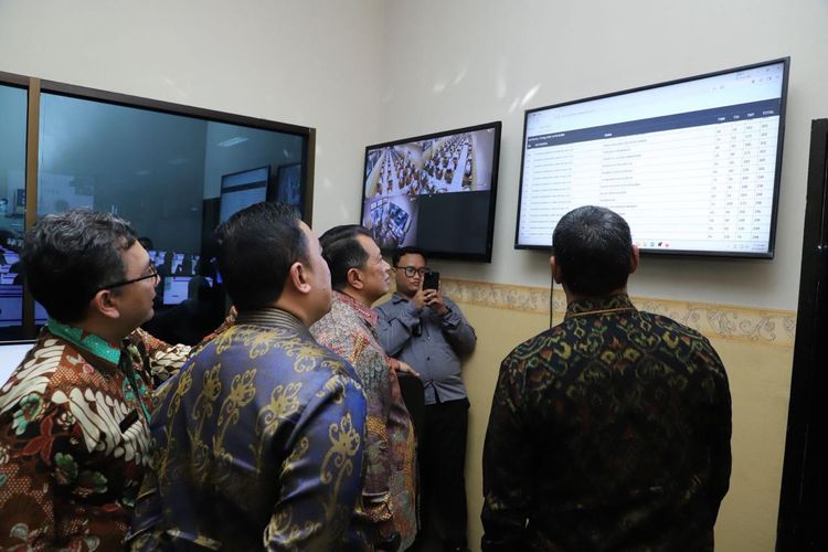 Wakil Menteri PANRB Purwadi Arianto meninjau langsung pelaksanaan Seleksi Kompetensi Dasar (SKD) Sekolah Kedinasan 2025 di Kantor Regional II BKN Surabaya.