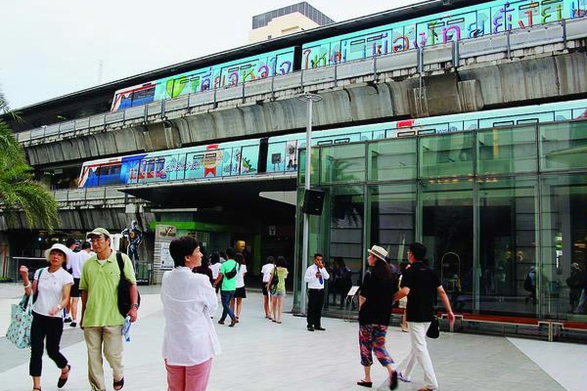 Kereta layang di Bangkok juga menghubungkan sejumlah pusat perbelanjaan. Selain digunakan oleh warga Bangkok, kereta juga menjadi sarana transportasi bagi para wisatawan yang datang ke ibu kota Thailand ini. Tahun 2029, rencananya ada 12 jalur  kereta baru di Bangkok.