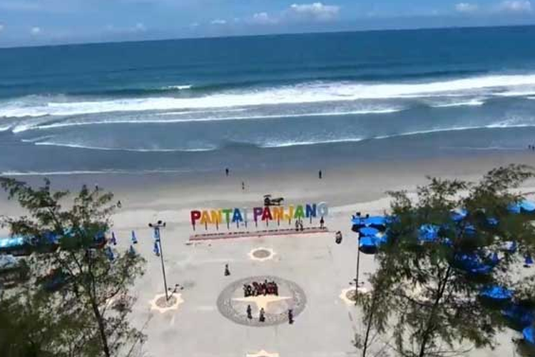 Pantai Panjang, Bengkulu merupakan tempat wisata populer. 