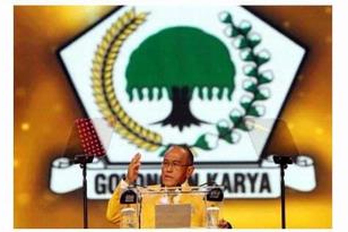 Ketua Umum Partai Golkar, Aburizal Bakrie, memberikan sambutan pada acara puncak HUT Partai Golkar ke 48 di JIEXPO Kemayoran Jakarta Pusat, Rabu (31/10/2012). Sejumlah tokoh juga menghadiri acara ini, seperti mantan Presiden BJ.Habibie dan mantan Wakil Presiden Jusuf Kalla.  