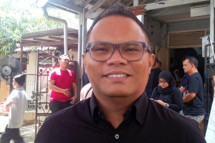 Doadibadai Hollo alias Badai melayat mendiang penyanyi Mike Mohede di rumah duka di Jalan Kuricang Raya 6C-1/21, Bintaro, Tangerang Selatan, Senin (1/8/2016).
