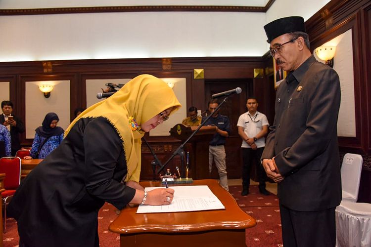 Pj Sekretaris Daerah Provinsi Jawa Barat, Daud Achmad melantik Dewi Basmala Gatotsebagai Direktur Utama Rumah Sakit Umum Daerah (RSUD) Al Ihsan di Gedung Sate, Senin (18/11/2019)