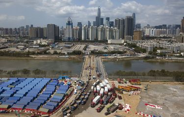 Pemandangan dari udara menunjukkan lokasi konstruksi untuk fasilitas isolasi virus corona dan jembatan sementara yang menghubungkan kota Shenzhen China dan kota Lok Ma Chau Hong Kong di Hong Kong, Jumat, 11 Maret 2022. 