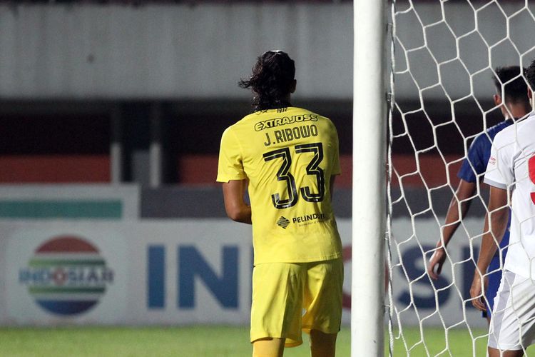 Kiper PSIS Semarang Jandia Eka Putra memakai jersey milik Joko Ribowo saat berlaga melawan PSM Makassar di Stadion Maguwoharjo, Sleman, Yogyakarta, Senin (22/11/2021) malam WIB, pada pekan ke-13 Liga 1 2021-2022.