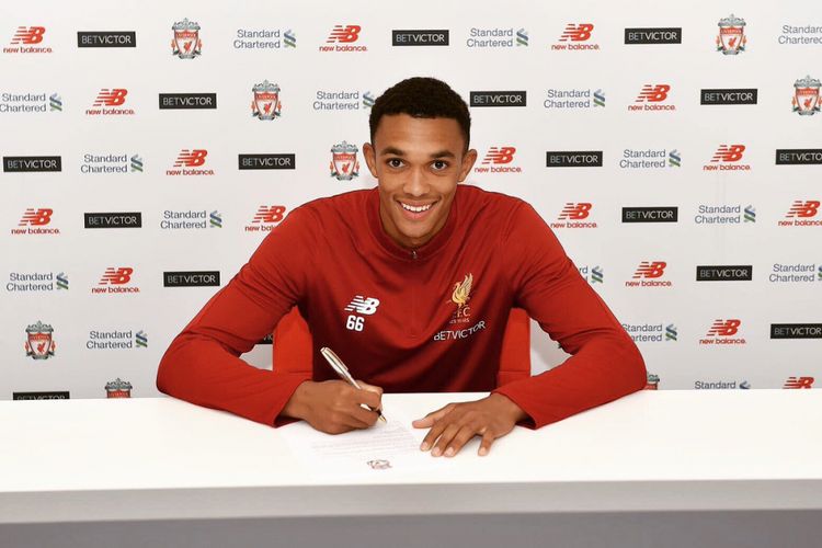 Trent Alexander-Arnold menandatangani kontrak baru bersama Liverpool, Sabtu (8/7/2017).