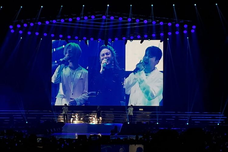 Penyanyi Indonesia Rossa (tengah) menyanyikan lagu Tegar dengan dua member Super Junior, Yesung (kiri) dan Ryeowook (kanan) pada konser Super Show 7S di Indonesia Convention Exhibition, BSD, Tangerang, Sabtu (15/6/2019).
