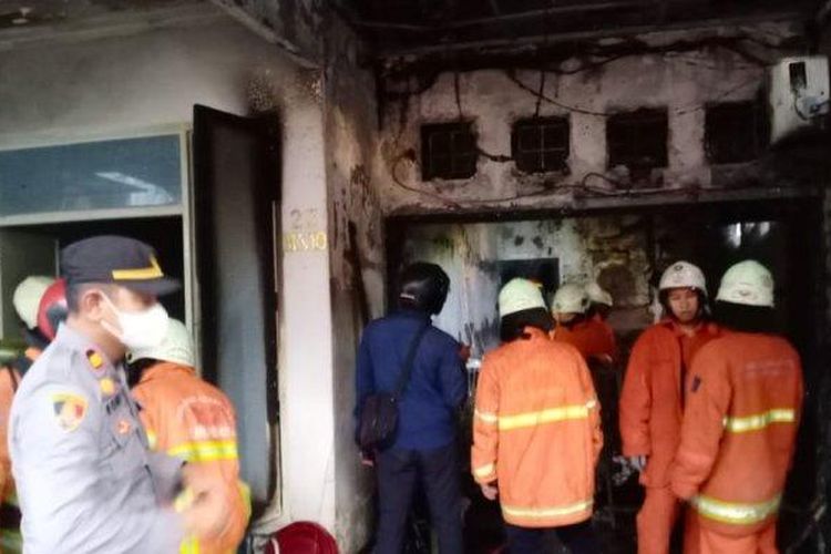 
Ruangan yang terbakar di rumah milik Iwan warga Mulyorejo Prima Utara Surabaya. 
