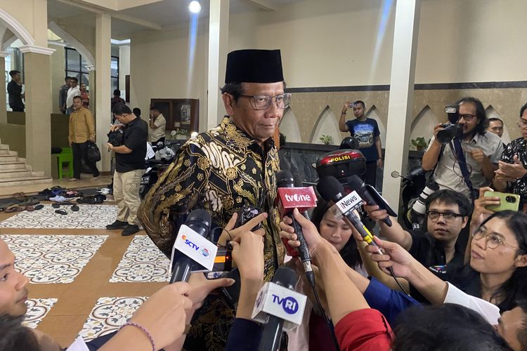 Calon wakil presiden (cawapres) nomor urut 3 Mahfud MD usai menunaikan ibadah shalat subuh di Masjid Darul Ikram, Dukuh Sambilegi Lor, Kelurahan Maguwoharjo, Sleman, Daerah Istimewa Yogyakarta (DIY), Rabu (14/2/2024).