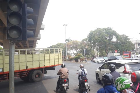 Lampu Lalin di Simpang Pangkalan Jati Mati, Tak Ada Petugas yang Atur Lalin