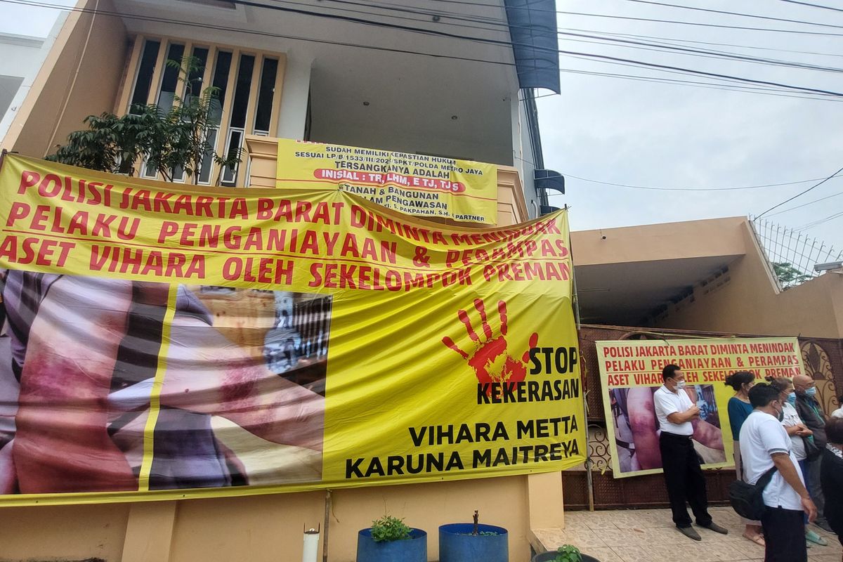 Sekumpulan orang mengatasnamakan umat Budha dan  pengurus Yayasan Dharmapala Nusantara, beserta tim kuasa hukumnya, berkumpul di depan Wihara Tien En Tang di Komplek Green Garden, Kebon Jeruk, Jakarta Barat, pada Jumat (30/9/2022) sejak siang. 