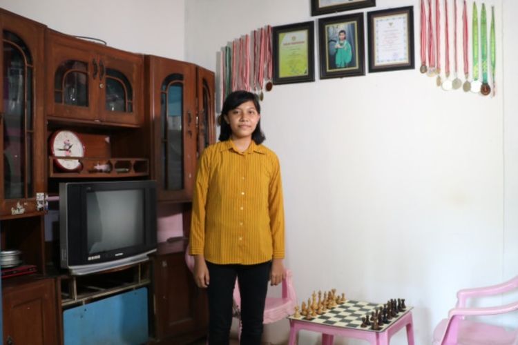 Alza Nashua Shahira (18) meraih kuliah gratis di Universitas Gadjah Mada (UGM) berkat jago main catur.