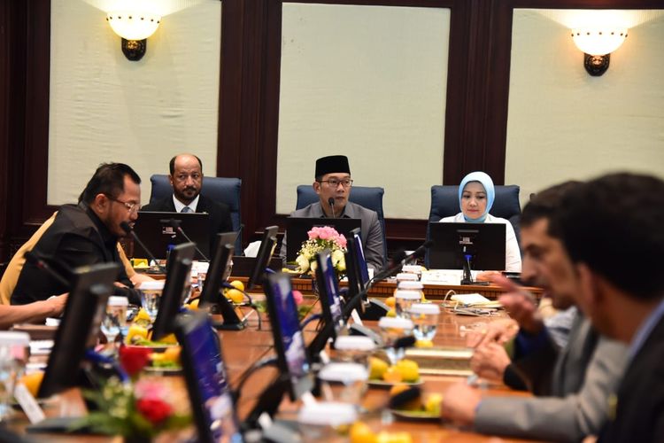 Gubernur Jawa Barat Ridwan Kamil saat menerima kunjungan Delegasi Kamar Dagang dan Industri (Kadin) Oman di Gedung Sate, Kota Bandung, Selasa (20/8/19).