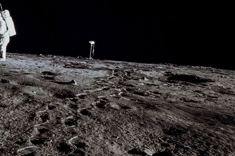 Astronot berjalan di permukaan Bulan