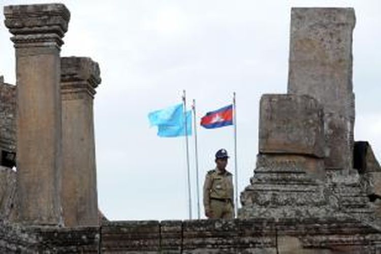 Seorang polisi Kamboja terlihat di candi Preah Vihear yang berada di dekat perbatasan dengan Thailand. Pengadilan Internasional memutuskan wilayah di sekitar candi yang diperebutkan Thailand dan Kamboja sejak 2011, merupakan wilayah kedaulatan Kamboja,