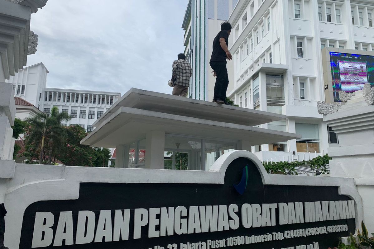 Orator dari BARIS menyuarakan orasi dalam aksi unjuk rasa yang berlangsung di depan Kantor BPOM, Johar Baru, Jakarta Pusat, Rabu (26/10/2022).