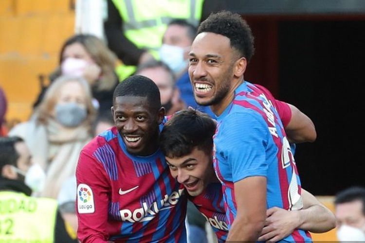 Striker Barcelona, Pierre-Emerick Aubameyang, berselebrasi usai mencerak gol ke gawang Valencia pada pekan ke-25 LaLiga 2021-2022.