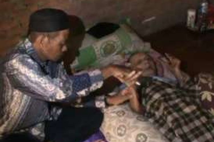 Di Usianya 100 Tahun Guru Kitab Lontara Ini Ajari Santrinya Dari Tempat Tidur Halaman All Kompas Com