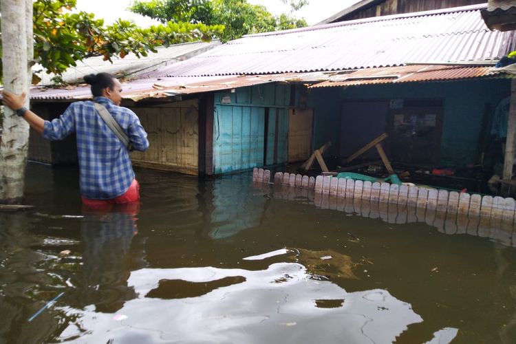 Banjir yang menggenangi puluhan rumah di kawasan Bengkuring, Samarinda, Kalimantan Timur, Rabu (15/1/2020). 