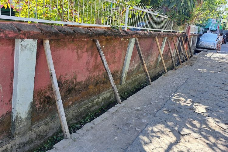 Kondisi Tembok SD Inpres Banta-Banteng 1 Makassar, Sulse, yang diganjal pakai bambu karena nyaris roboh, Kamis (10/8/2023)
