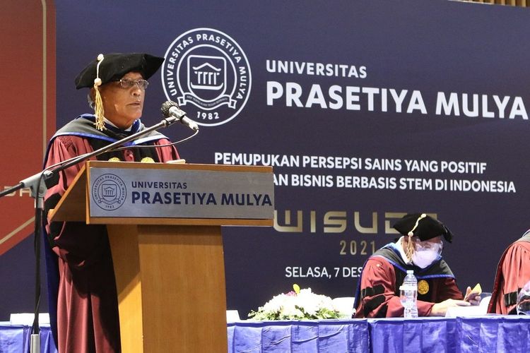 Rektor Universitas Universitas Prasetiya Mulya Djisman S Simandjuntak dalam acara wisuda, Selasa (7/12/2021).