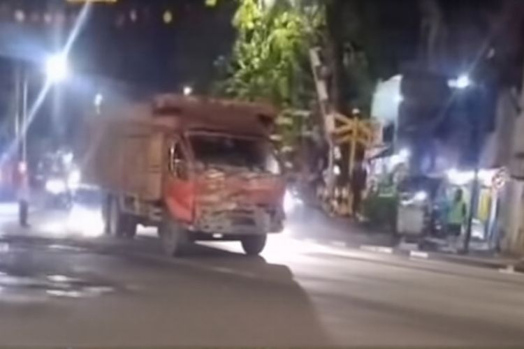 Sebuah truk tronton yang tertemper Kereta Bandara Soekarno-Hatta (Basoetta) akibat mogok did perlintasan sebidang kawasan Green Garden, Jalan Panjang, Kebon Jeruk, Jakarta Barat pada Minggu (11/1/2026) malam