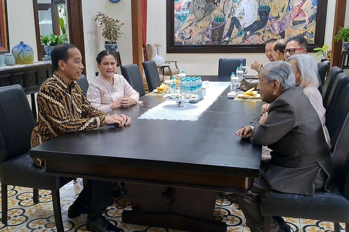 Perdana Menteri ke-7 Malaysia Mahathir Mohamad menemui Presiden ke-7 Indonesia Joko Widodo (Jokowi), di Kota Solo, Jawa Tengah (Jateng), pada Rabu (26/2/2025).