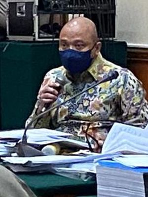 Mantan Kapolda Sumatera Barat Irjen Teddy Minahasa dalam sidang tahap pembuktian di PN Jakarta Barat, Senin (13/2/2023). Teddy duduk di samping sejumlah kuasa hukumnya.  