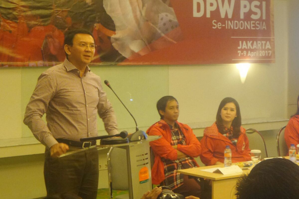 Calon gubernur DKI Jakarta Basuki Tjahaja Purnama memberi pengarahan kepada kader Partai Solidaritas Indonesia (PSI), Minggu (9/4/2017). 