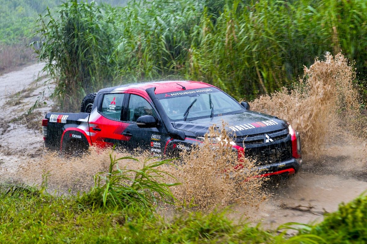 Mitsubishi Triton yang digunakan pada Asia Cross Country Rally (AXCR) 2022 di Buriram, Thailand