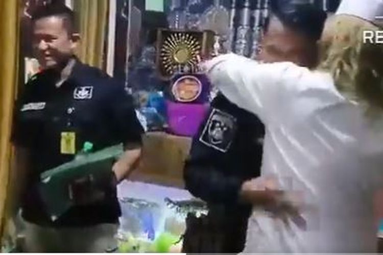 Rekaman video saat polisi dari Polda Jawa Barat bertemu dengan Bahar bin Smith viral di sosial media. Saat itu, polisi tengah menyampaikan Surat Perintah Dimulainya Penyidikan (SPDP) yang menyeret Bahar.