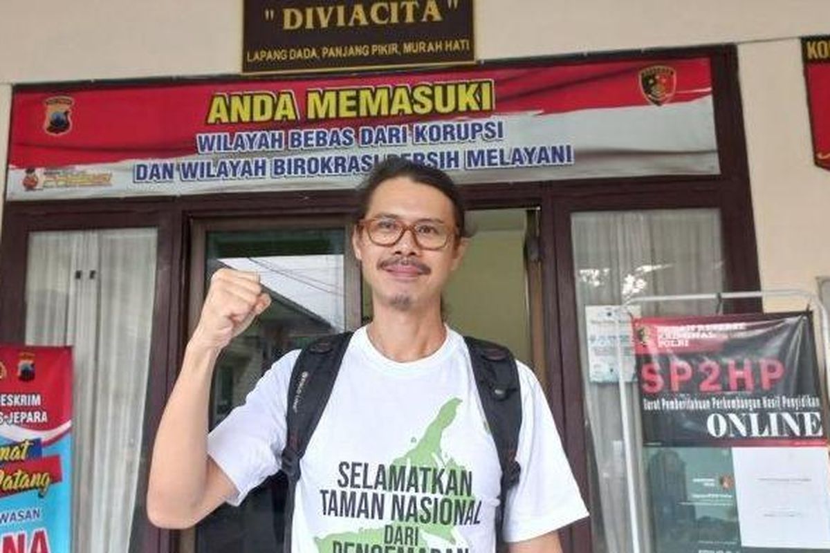 Daniel Frits Maurits Tangkilisan ketika keluar dari tahanan Mapolres Jepara, Jumat (8/12/2023).