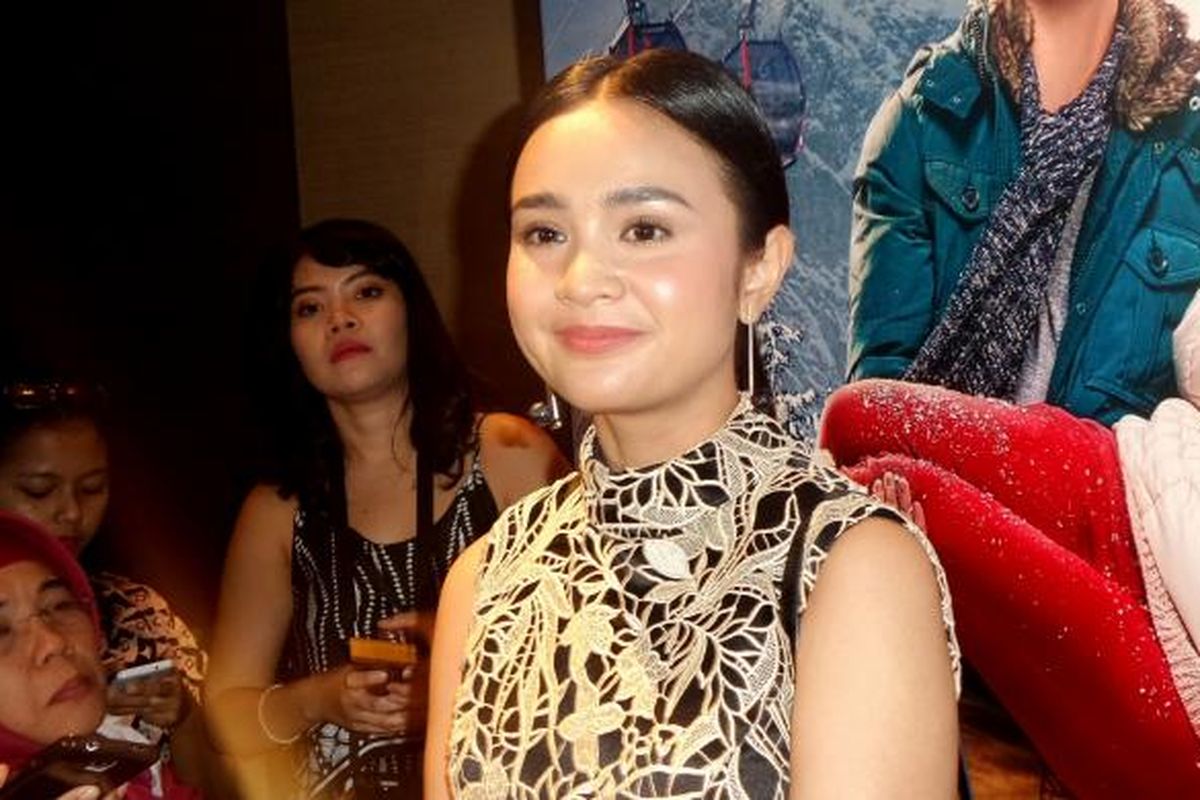 Artis peran Michelle Ziudith saat diabadikan dalam gala premiere film 