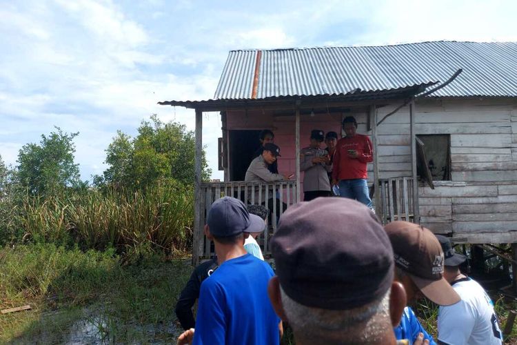 Anggota Polsek Kertapati Palembang saat hendak memindahkan jenazah Deni Novriansyah (38) yang ditemukan tewas tergantung di rumahnya, Minggu (31/3/2024) kemarin.