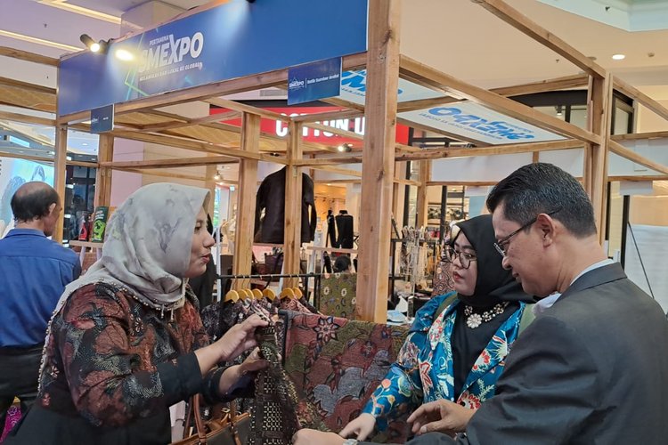 Perajin batik asal Kecamatan Tanjung Bumi, Kabupaten Bangkalan, Batik Sumber Arafat memamerkan wastra andalan khas Madura kepada pengunjung SMEXPO 2023 di Jakarta. 