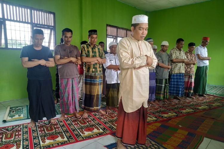 Napi menjadi santri saat shalat usai pengajian di Rumah Tahanan Negara (Rutan) Lhoksukon, Kecamatan Lhoksukon, Aceh Utara, Minggu (13/10/2019)