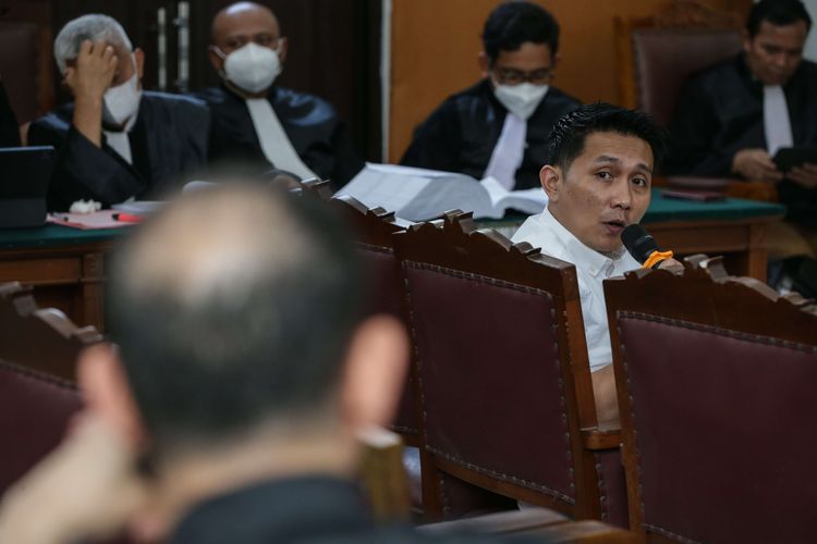 Mantan Sekretaris Pribadi (Spri) Kadiv Propam Polri Ferdy Sambo sekaligus Wakaden B Biro Paminal Divisi Propam, Kompol Chuck Putranto menjadi saksi di sidang obstruction of justice terkait kasus kematian Brigadir Nofriansyah Yosua Hutabarat atau Brigadir J dengan terdakwa Hendra Kurniawan dan Agus Nurpatria di Pengadilan Negeri Jakarta Selatan, Kamis (15/12/2022).