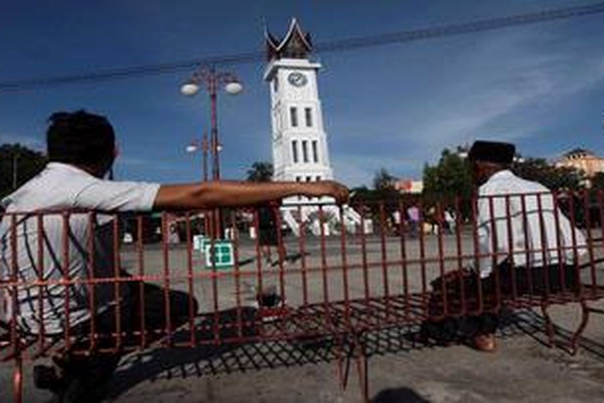 Warga menikmati pagi di sekitar Jam Gadang, Bukittinggi, Sumatera Barat, Kamis (9/6/2011). Selain sebagai ikon kota, jam gadang yang dibangun 1926 oleh Belanda tersebut juga menjadi salah satu tempat wisata di Bukittingi.