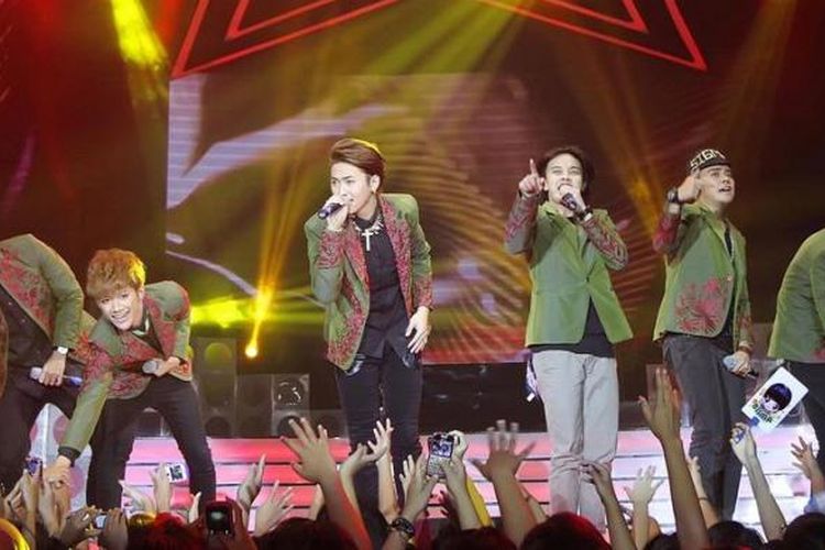 Boyband SM*SH beraksi dalam konser peluncuran album kedua mereka, Step Forward, di Balai Sarbini, Plaza Semanggi, Jakarta Selatan, Jumat (12/10/2012) malam.