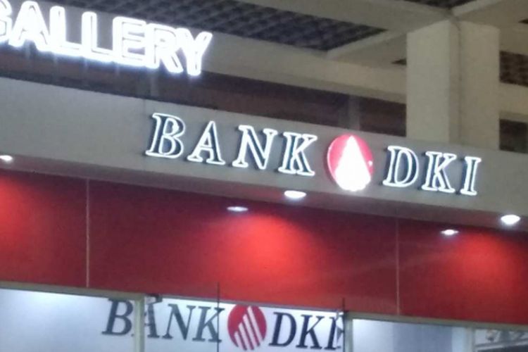 Para PNS DKI mengantre di Bank DKI di hari terakhir mereka kerja sebelum cuti lebaran, Jumat (8/6/2018).