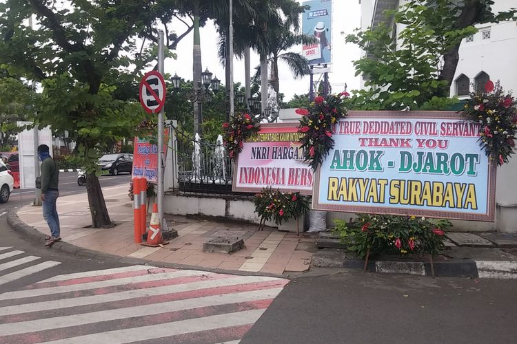 Karangan bunga di perempatan Jalan Darmo Surabaya