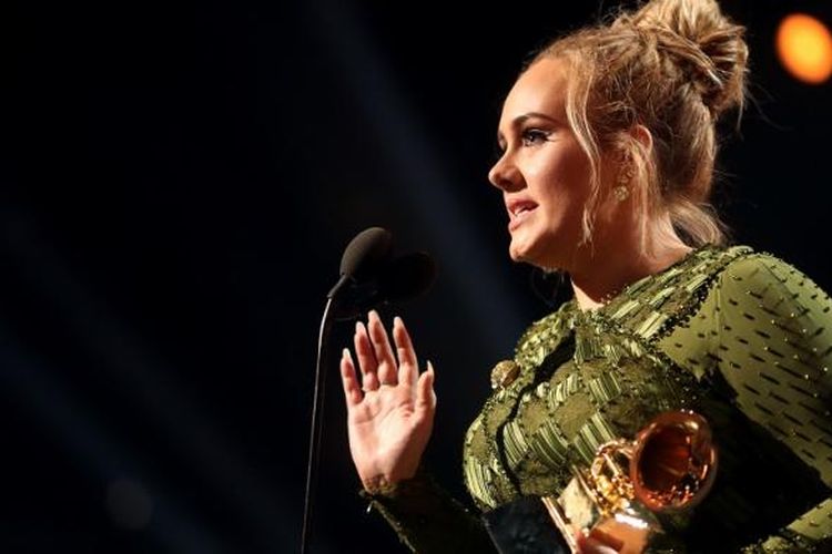 Adele menerima Grammy Song of the Year untuk lagu Hello dalam Grammy Awards 2017 di Staples Center, Los Angeles, Minggu (12/2/2017).