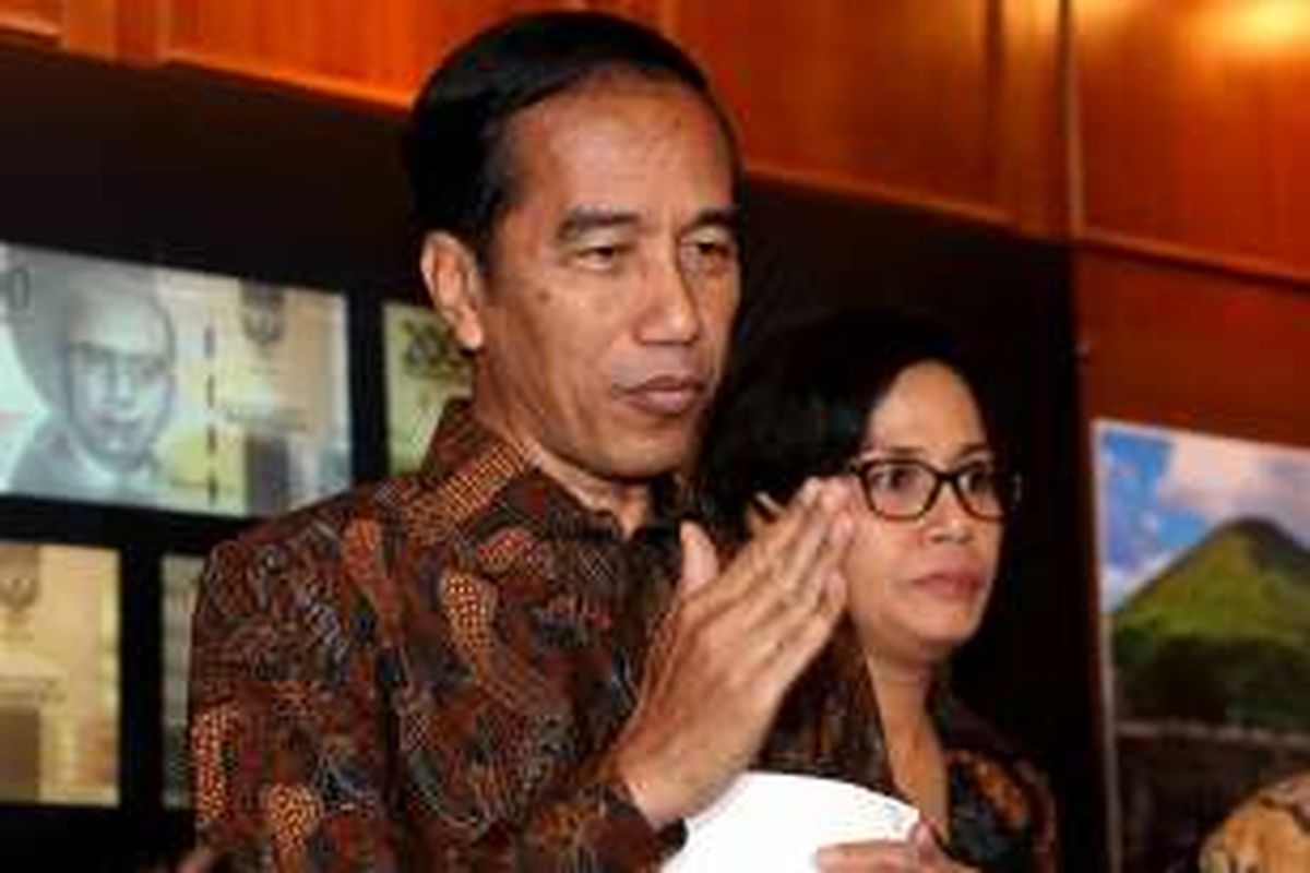 Presiden Joko Widodo saat memberikan keterangan pers di Gedung Bank Indonesia, Senin (19/12/2016). Bank Indonesia meluncurkan uang NKRI baru dengan menampilkan 12 pahlawan nasional, Adapun uang desain baru yang diluncurkan hari ini mencakup tujuh pecahan uang rupiah kertas dan empat pecahan uang rupiah logam.