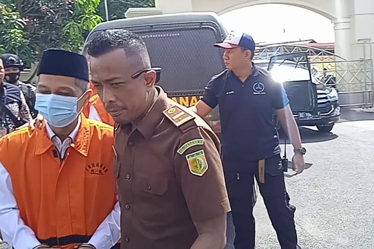 Rektor Unila Karomani saat tiba di Pengadilan Tipikor Tanjung Karang, Selasa (10/1/2023).