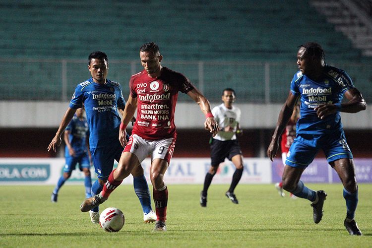 Penyerang Bali United, Ilija Spasojevic (tengah) dikawan dua pemain Persib Bandung, Victor Igbonefo (kanan) dan Dedi Kusnanda (kiri) dalam pertandingan pertama penyisihan Grup D Piala Menpora 2021 di Stadion Maguwoharjo, Sleman, Rabu (24/03/2021). 
