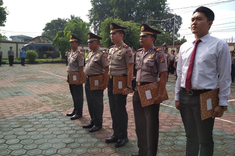 18 polisi yang mengungkap kasus mutilasi di Karawang mendapat penghargaan dari Kapolres Karawang,  Senin  (18/12/2017)