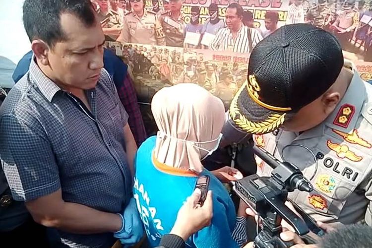 YN (20), ibu muda asal Takokak, Cianjur, Jawa Barat (tengah) mengaku meninggalkan bayinya yang masih berusia 3 bulan di dalam bak mandi berisi penuh air hingga tewas didorong rasa kesal pada suaminya.