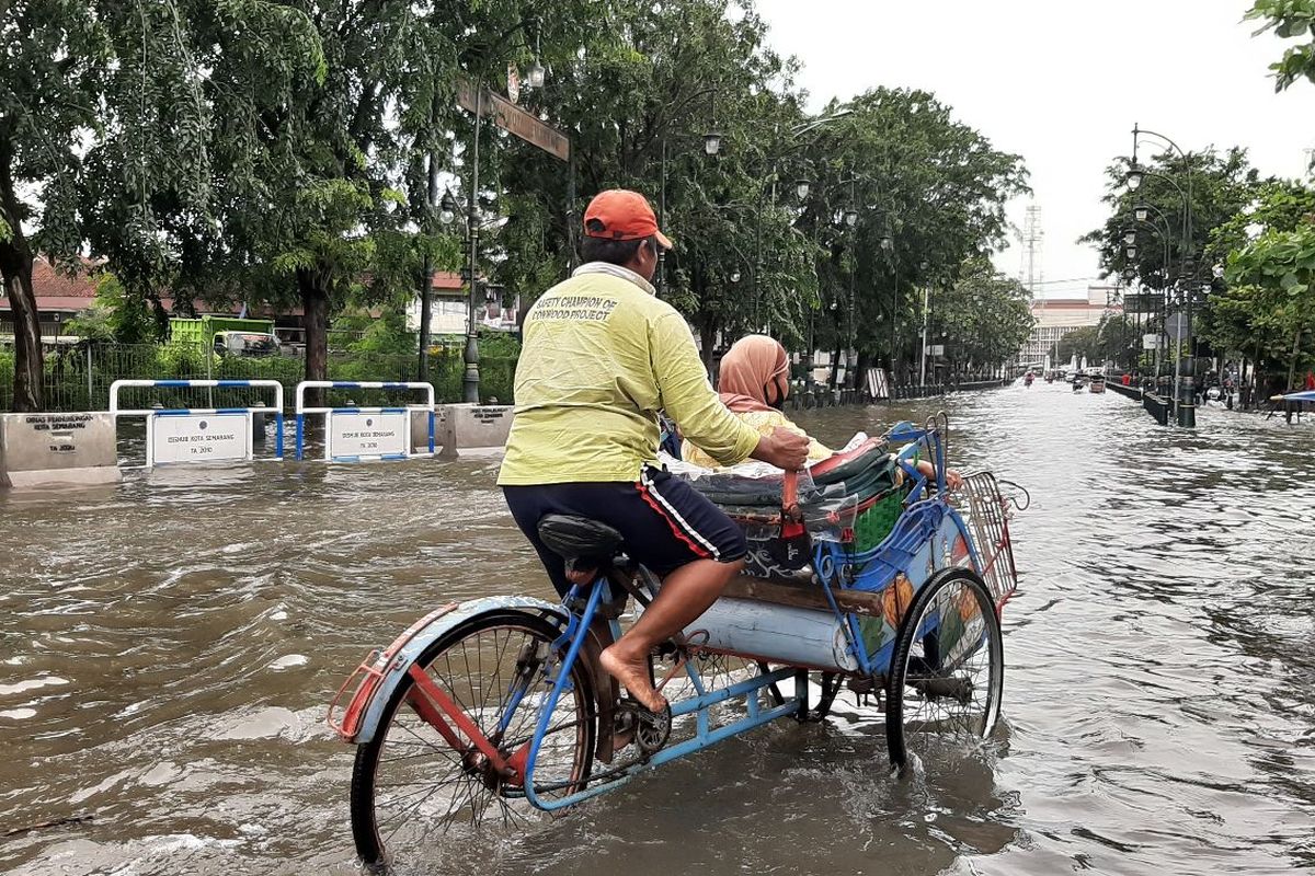 Banjir Semarang di kawasan Kota Lama Semarang, Sabtu (6/2/2021)